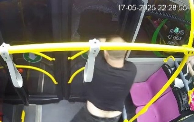 Baıda sərxoş sərnişin avtobusun şüşəsini sındırdı