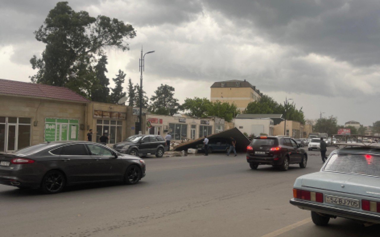 Sabirabadda güclü külək tikilinin damını avtomobilin üstünə aşırıb