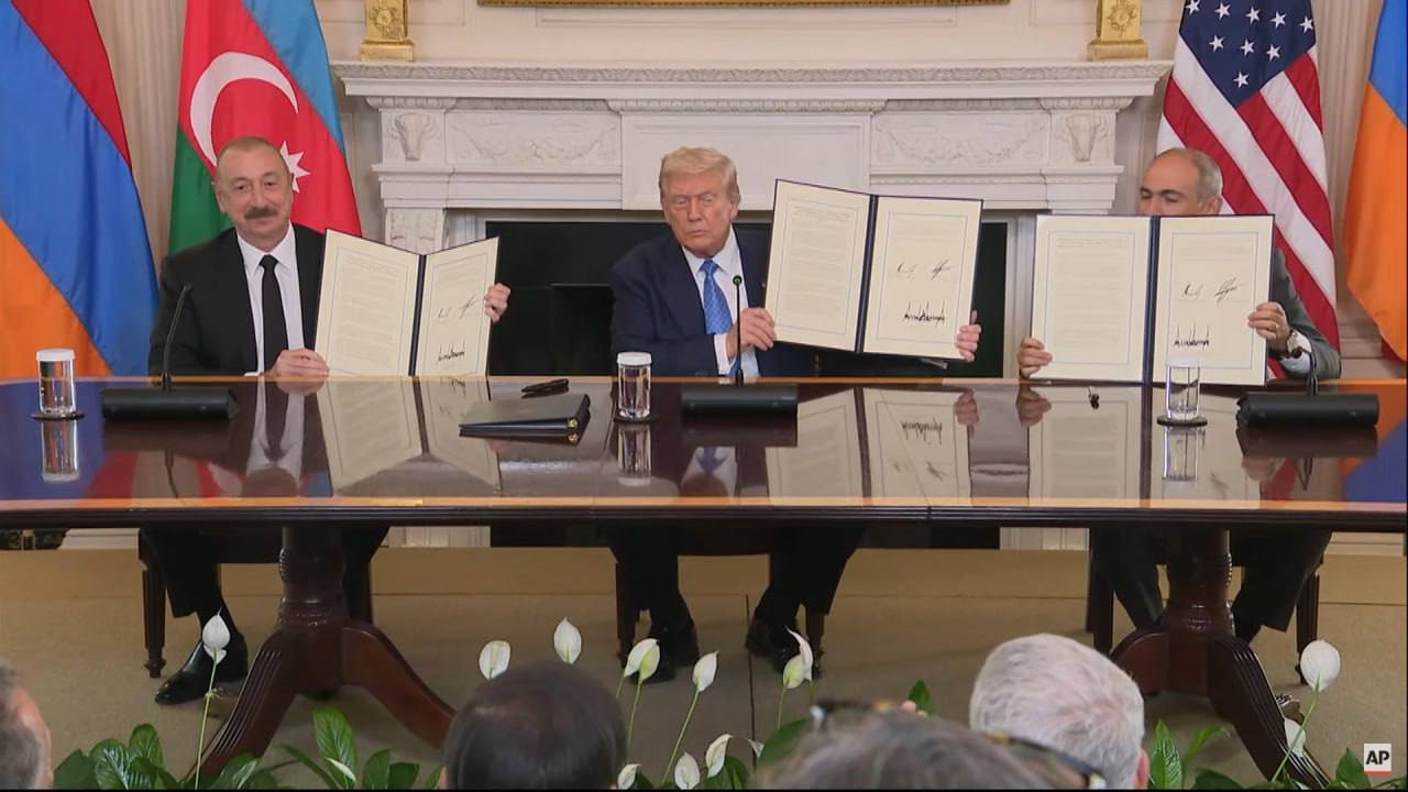 İlham Əliyev, Donald Tramp, Nikol Paşinyan üçtərəfli sənəd imzalayıb