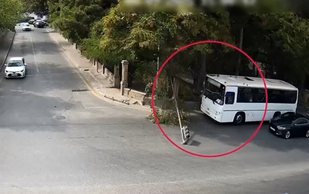 Avtobusu elə sürdü ki, işıqforu kökündən çıxardı