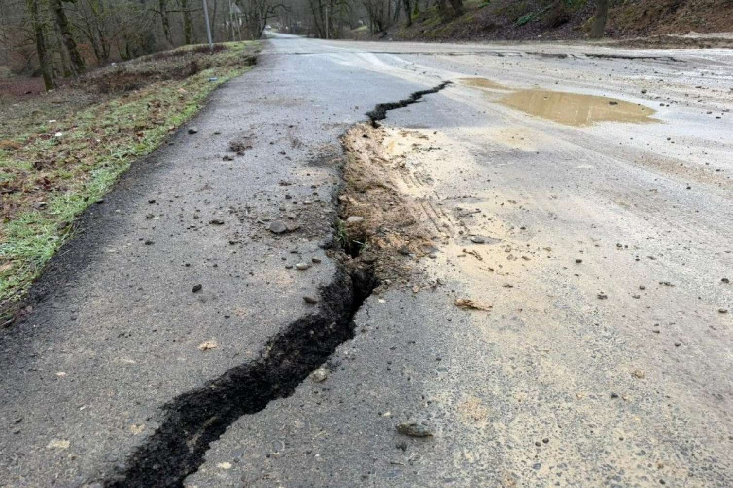 Lənkəranda yolda sürüşmə olub