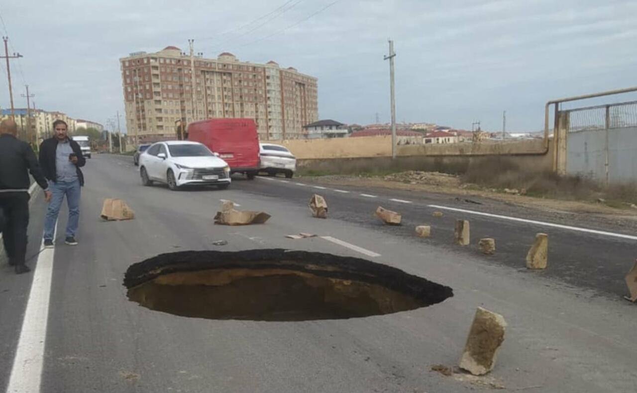 Bakıda asfalt çökdü: AYNA-nın maşını çuxura düşdü - FOTOLAR