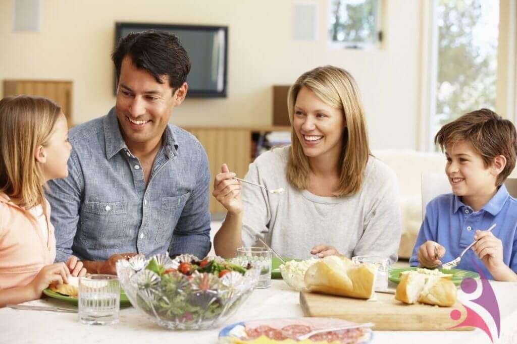 Uşaqlar üçün ailə süfrəsinin önəmi: həkimdən vacib tövsiyə