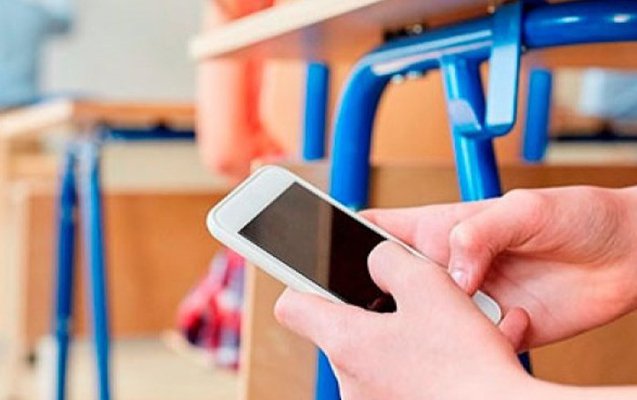 İmtahana ayaqqabısının altında telefon keçirtmək istədi