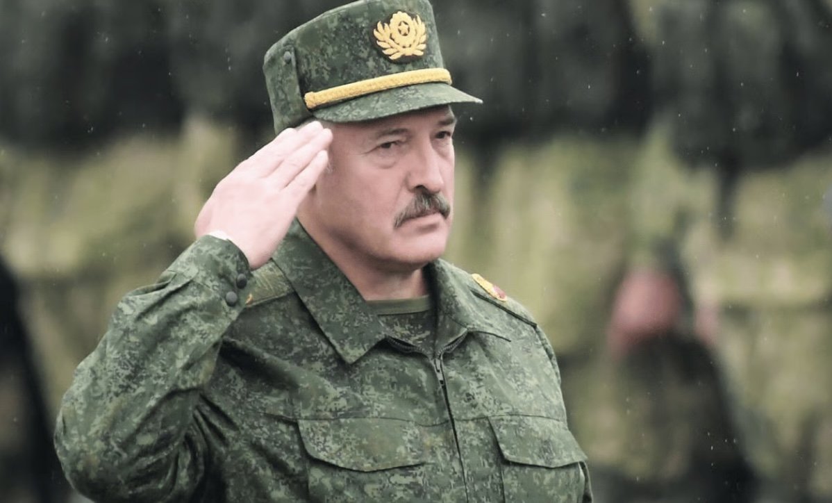 Lukaşenko Belarus ordusunu quru əməliyyatlarına hazır olmağa çağırıb