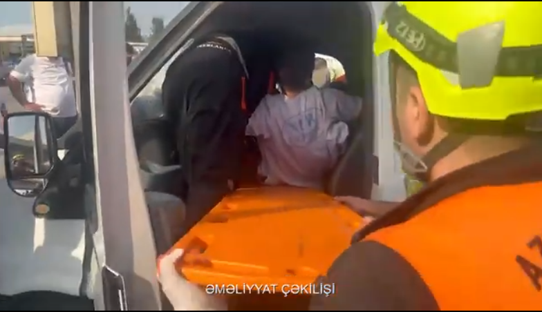 Avtomobildə sıxılı vəziyyətdə qalan vətəndaş belə xilas edildi - Video