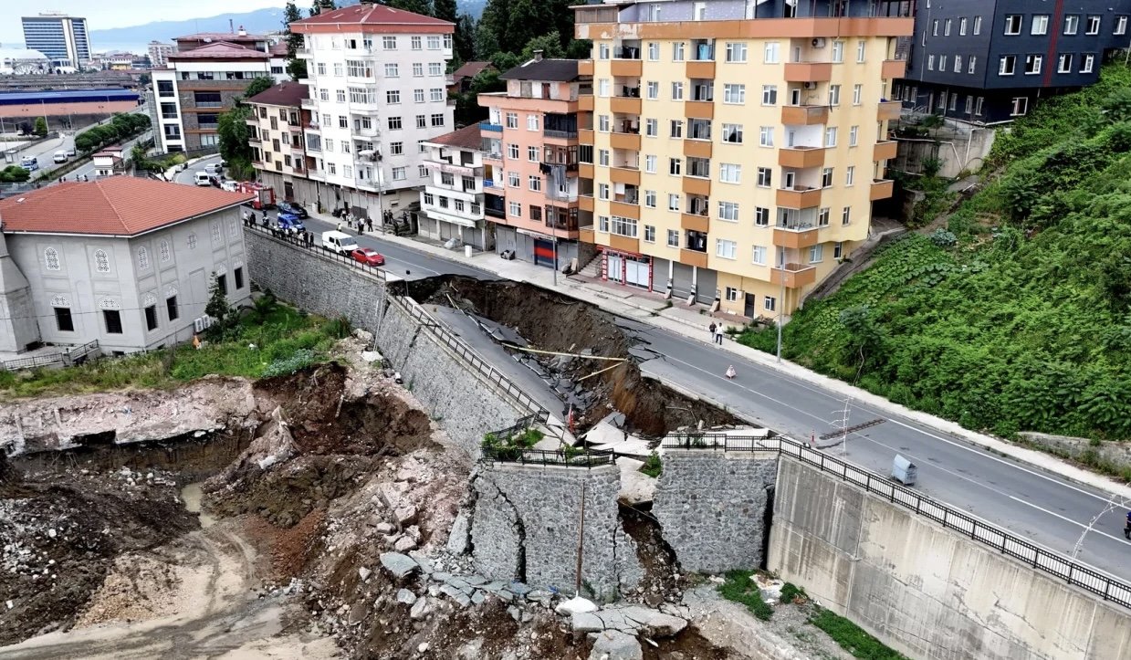 Türkiyədə yol çökdü, insanlar təxliyə olunur