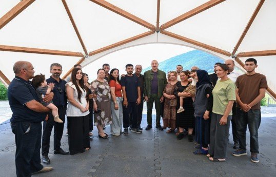Prezident Şuşanın Kiçik Qaladərəsi kəndində sakinlərlə görüşüb