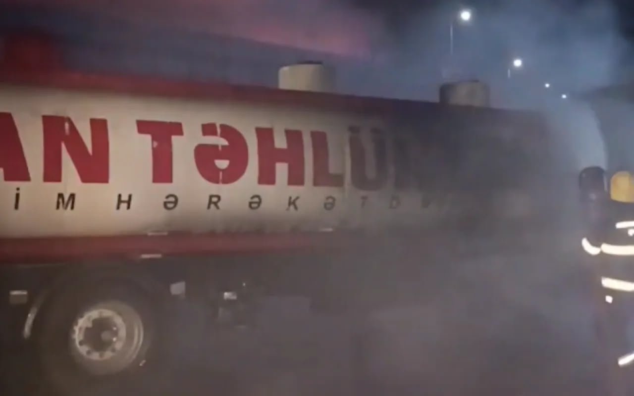 Bakıda 31 tonluq yanacaq daşıyan maşın yandı - VİDEO