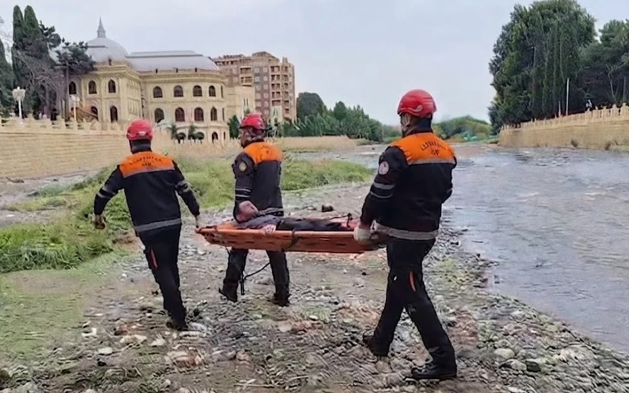 Gəncə çayında köməksiz qalan şəxs xilas edildi