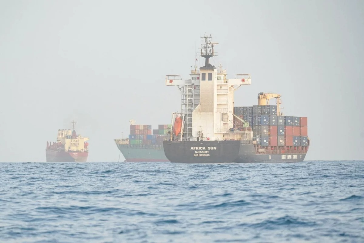 İran naviqasiyası söndürülmüş halda Hörmüzü keçən gəmilərə xəbərdarlıq edib