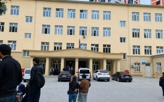 Jurnalistlərin döyüldüyü məktəbin direktor müavini danışdı